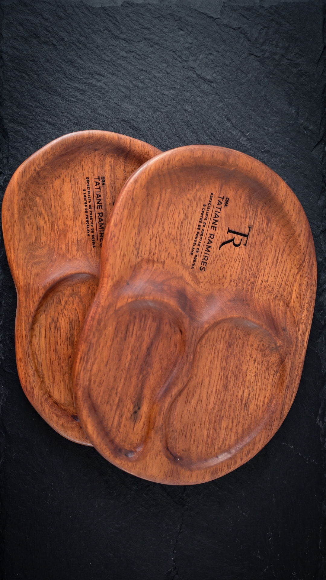Projeto customizado — Mini bandeja de servir em formato orgânico. Design exclusivo feito à mão em madeira freijó, com técnicas de tingimento e suavização de bordas.