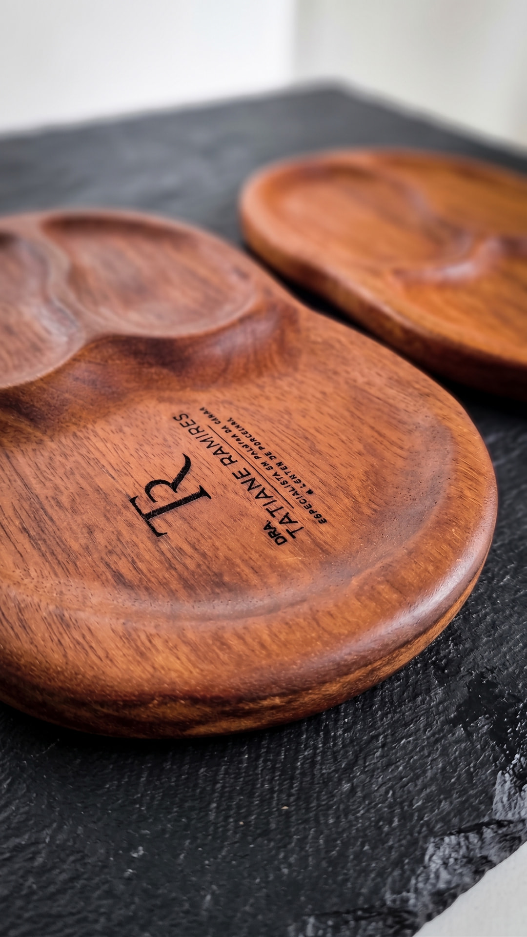 Projeto customizado — Mini bandeja de servir em formato orgânico. Design exclusivo feito à mão em madeira freijó, com técnicas de tingimento e suavização de bordas.