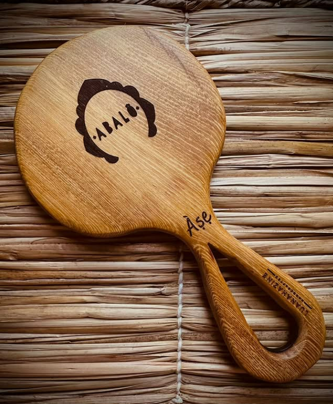 Projeto autoral com customização — Espelho Abebé de linha autoral Luana Hazine com gravação customizada para marca de acessórios Abaloae.
