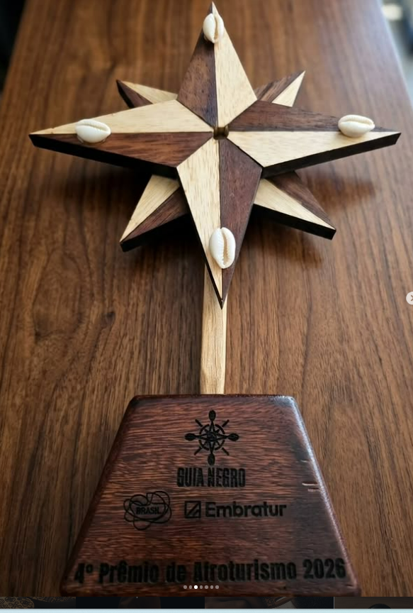 Projeto customizado — Design exclusivo e confecção de troféus para o Prêmio Guia Negro de Afrofuturismo 2026.