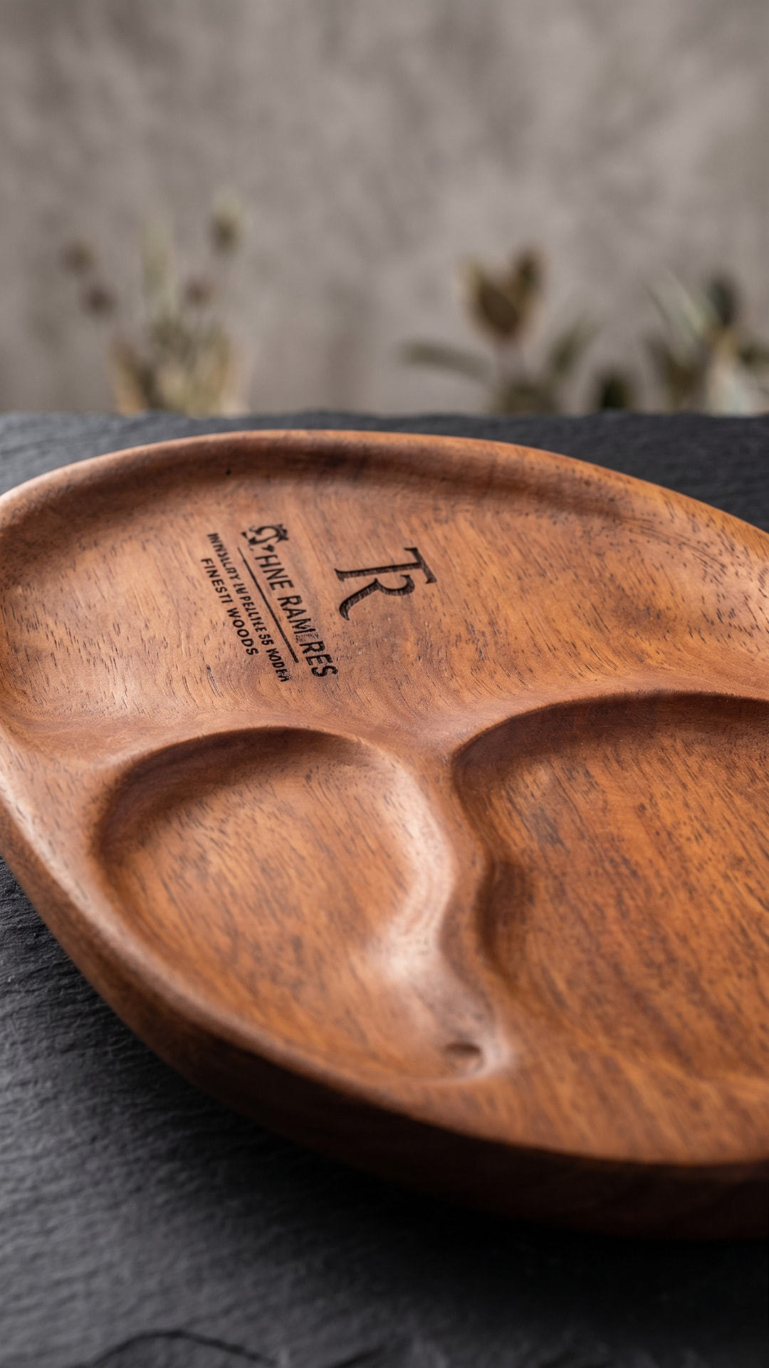 Projeto customizado — Mini bandeja de servir em formato orgânico. Design exclusivo feito à mão em madeira freijó, com técnicas de tingimento e suavização de bordas.
