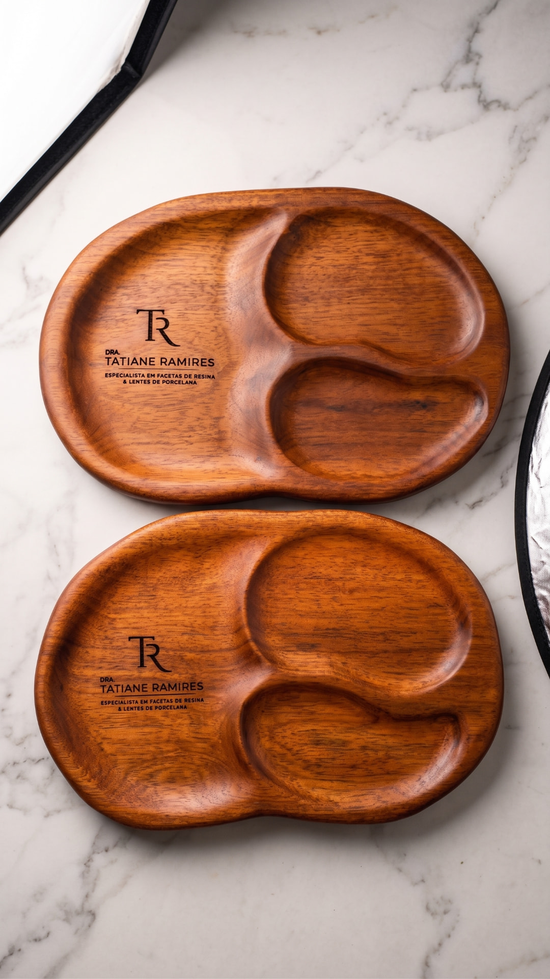Projeto customizado — Mini bandeja de servir em formato orgânico. Design exclusivo feito à mão em madeira freijó, com técnicas de tingimento e suavização de bordas.